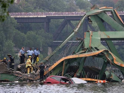 Minneapolis bridge collapse picture